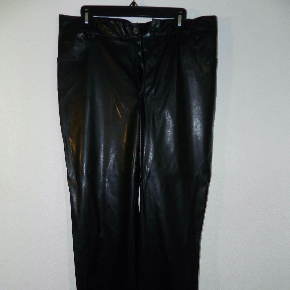 Johnny Max shiny faux leather pants, straight leg, 5-pocket style, black